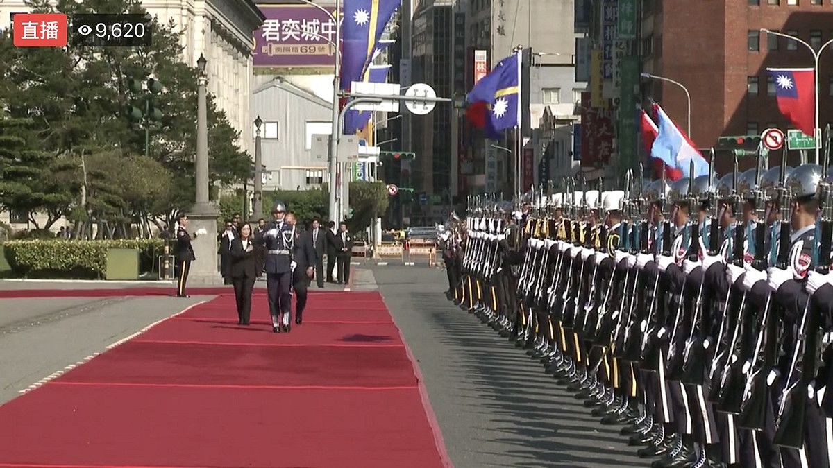 蔡英文總統今（13）天上午以21響禮砲的隆重軍禮，歡迎諾魯共和國總統安格明伉儷訪台。 圖：擷自蔡英文臉書直播畫面