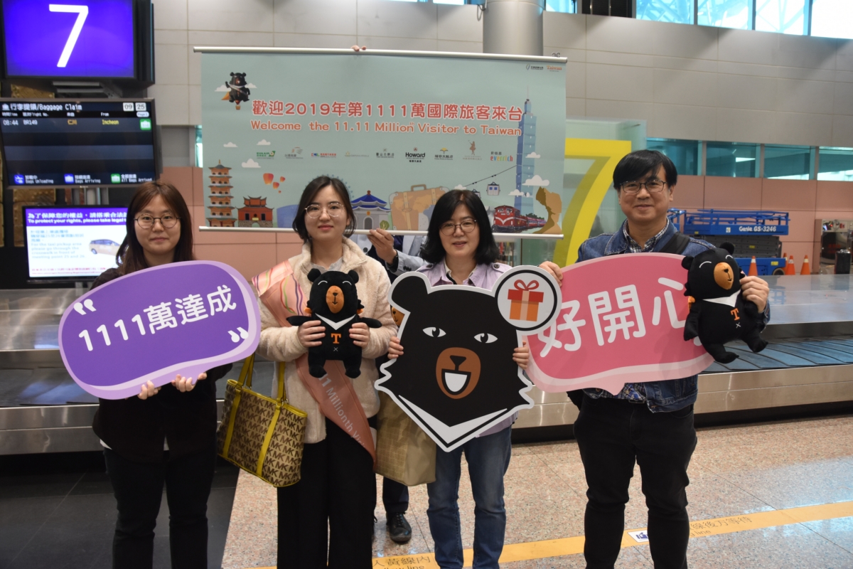 今年來台第1111萬旅客來台，幸運兒是來自韓國的鄭小姐一家。 圖：觀光局／提供