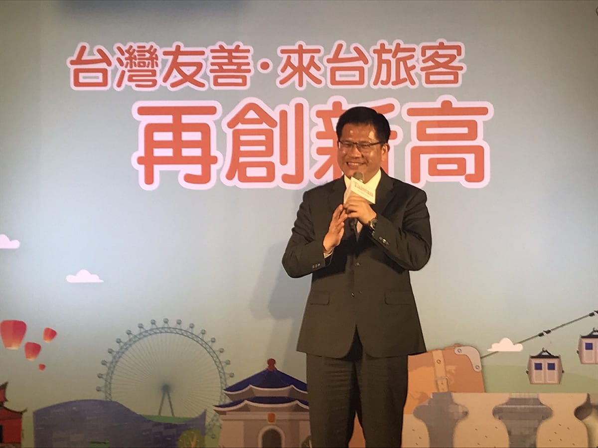 林佳龍在出席1111萬人次儀式前接受聯訪，表示下午民航局會開會決定遠航的相關處分。 圖：交通部／提供