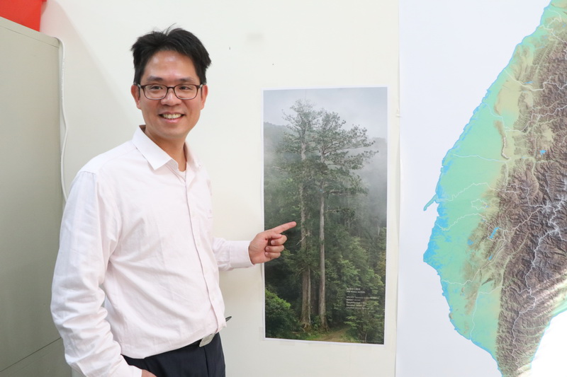 王驥魁教授和巨木照片 圖：成功大學提供