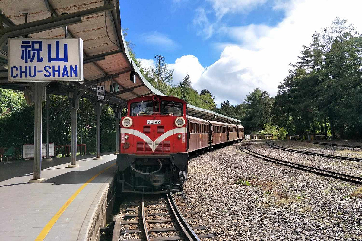 阿里山國家森林遊樂區內有多處觀賞日出地點，除了可搭乘林鐵列車外，亦可從阿里山車站步行40至60分鐘到達祝山觀景平台 圖：林務局/提供