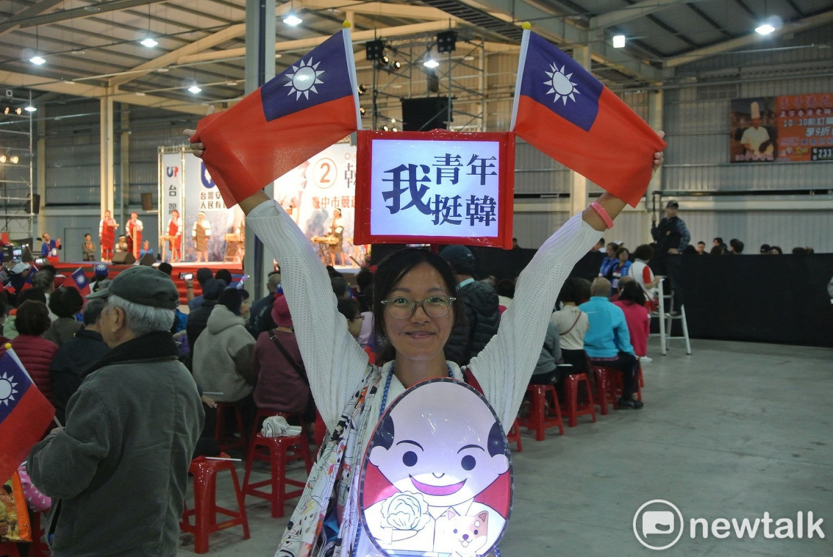一名年輕女孩自製燈箱支持韓國瑜。 圖 : 唐復年/攝