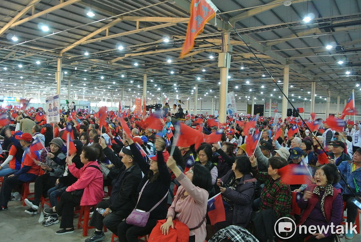 現場支持者搖旗吶喊。 圖 : 唐復年/攝