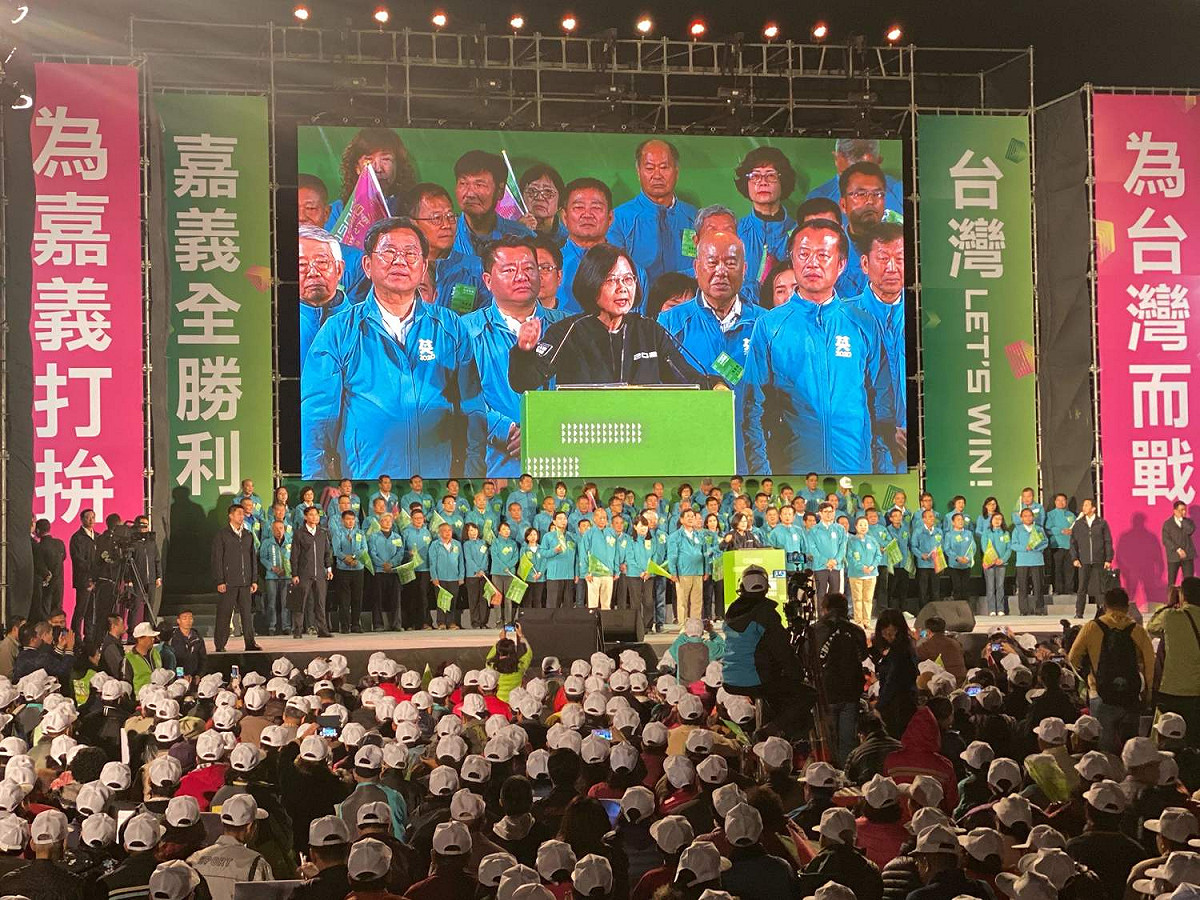 蔡英文總統今天晚間到嘉義縣民雄鄉為黨籍立委候選人陳明文造勢，現場擠滿熱情支持者。 圖：嘉義縣記者公會/提供