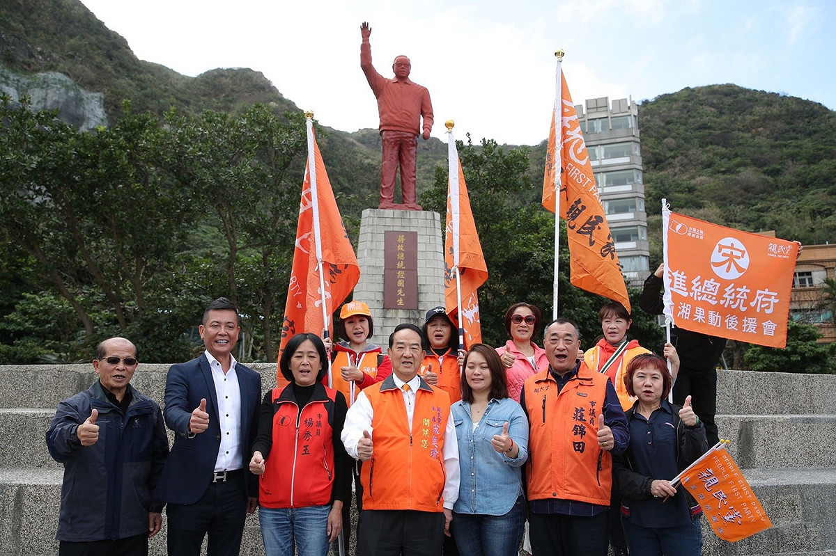 宋楚瑜今天參訪基隆，特地先到基隆碧砂漁港廣場，向故總統蔣經國銅像致敬。 圖：親民黨/提供