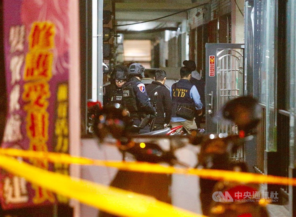 警方13日晚間循線在高雄苓雅一棟大樓包抄圍捕涉嫌在國民黨台南後壁黨部放置不明物體的男性犯嫌，雙方對峙，特勤小組伺機而動，準備攻堅。 圖/中央社