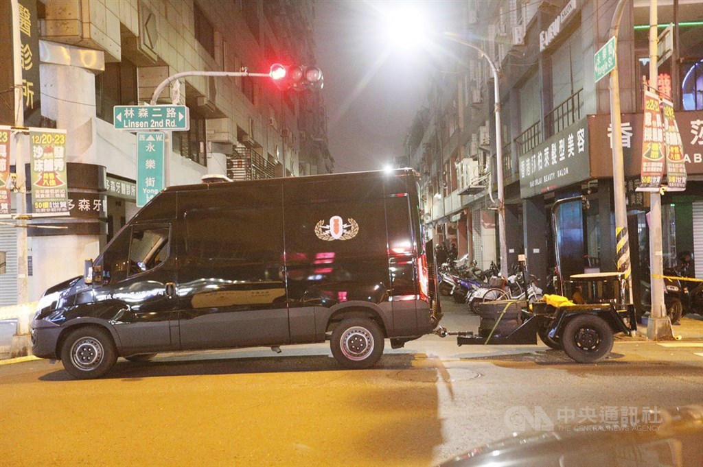 警方13日到高雄市苓雅區永樂街一棟大樓包抄攻堅，欲圍捕涉嫌在國民黨台南市後壁區黨部放置不明物體的犯嫌，現場一度傳出爆裂聲響，防爆車也在旁待命。 圖/中央社