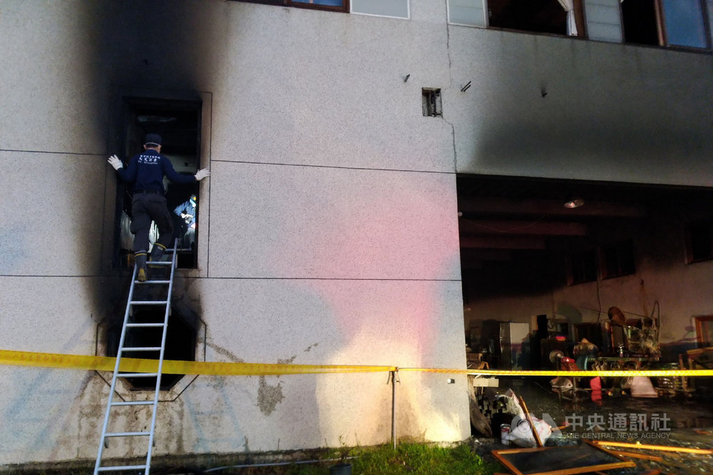 台南市玉井區一處一貫道道友居住的集合式住宅14日凌晨傳出火警，結果造成7人不幸死亡。警消人員清晨在現場進行調查。 圖/中央社