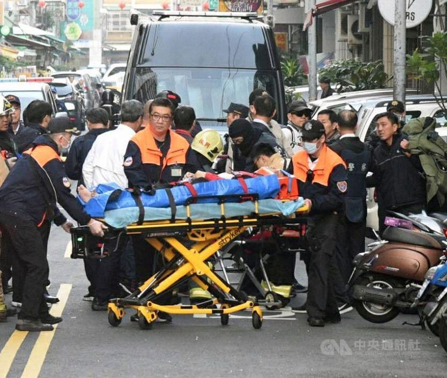 吳姓男子涉嫌在國民黨台南市後壁區黨部大門旁放置爆裂物，警方14日清晨發動3波攻堅，吳男中彈由現場待命救護車送醫。 圖/中央社