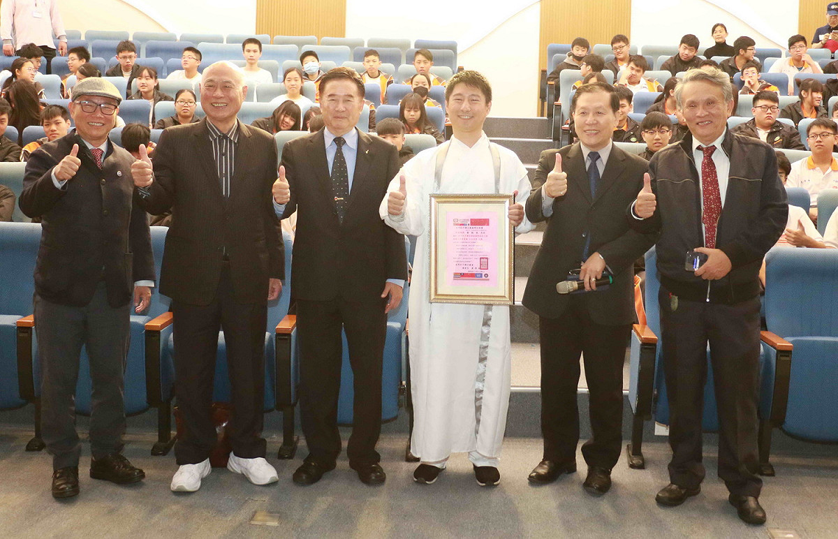 世界和平聯合總會12日到景文高中，為首屆世界詠春公開賽雙料冠軍得主黎懿徵頒發「國際詠春武術發展委員會主委」聘書。 圖：黎懿徵提供