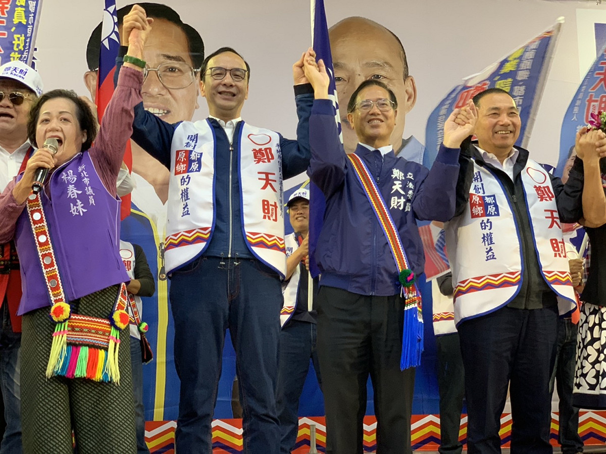 前新北市長朱立倫（左二）出席立委鄭天財新北競選總部成立活動。 圖：朱立倫辦公室提供