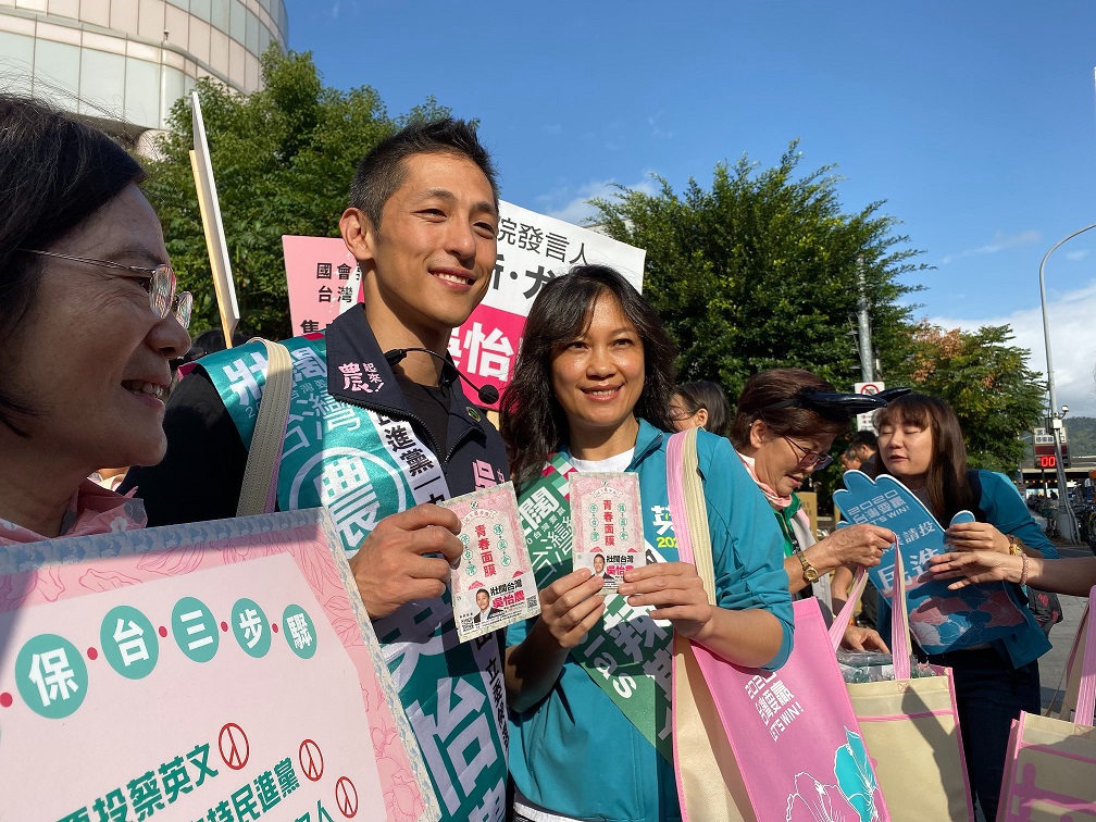 民進黨立委候選人吳怡農與辣斯‧尤達卡（右）今(14)日到濱江市場拉票。 圖：吳怡農競辦提供