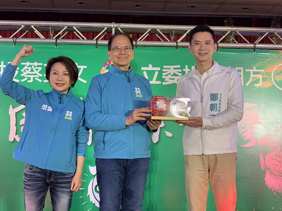 「護國保台助選團」總團長游錫堃致贈必勝達摩給鄭朝方。 圖 : 鄭朝方競選辦公室提供