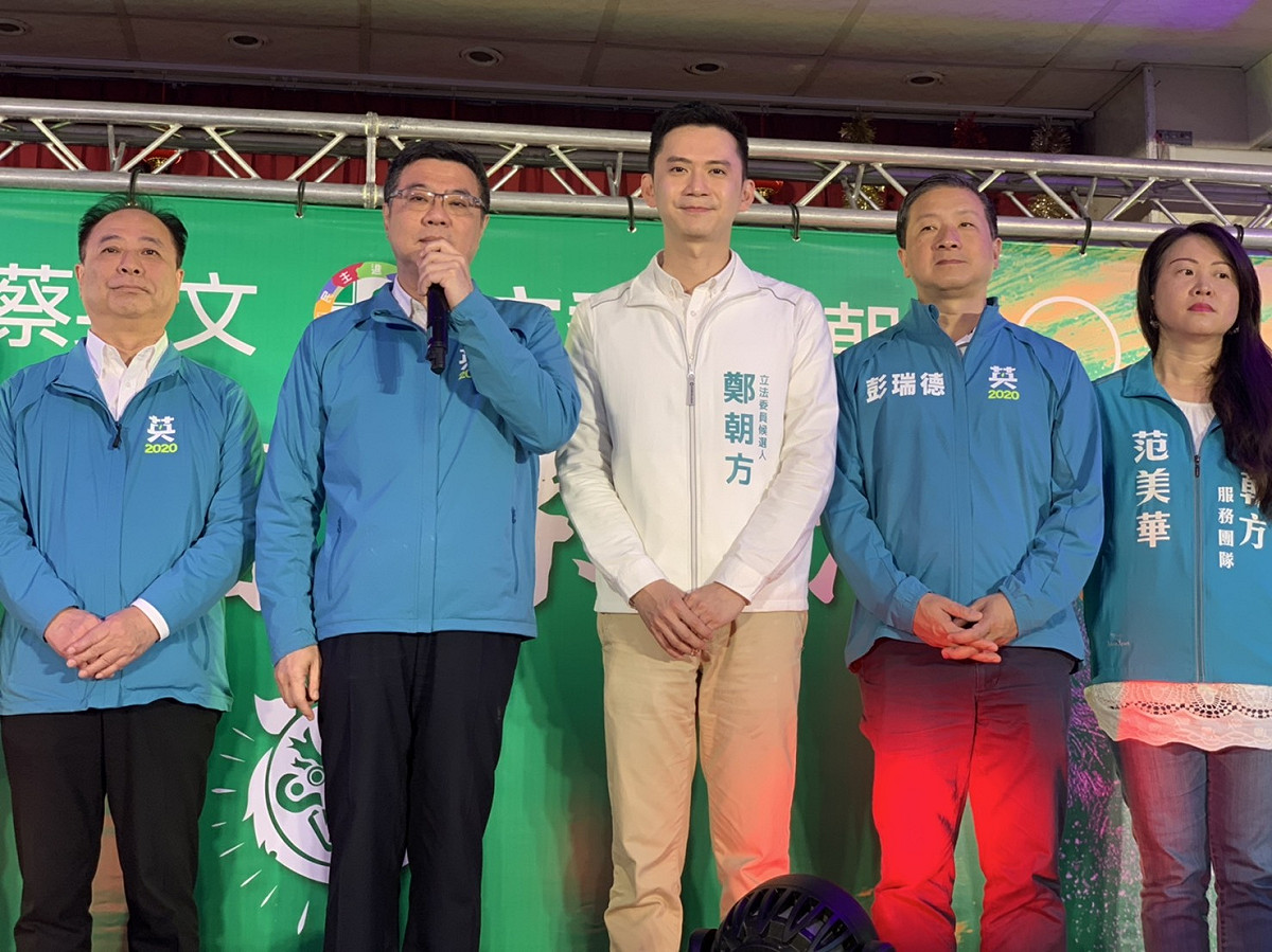 民進黨主席卓榮泰（左2）、總統府資政葉菊蘭、不分區立委候選人范雲等多位黨內重量級人物都來為鄭朝方(中)助選。 圖 : 鄭朝方競選辦公室提供