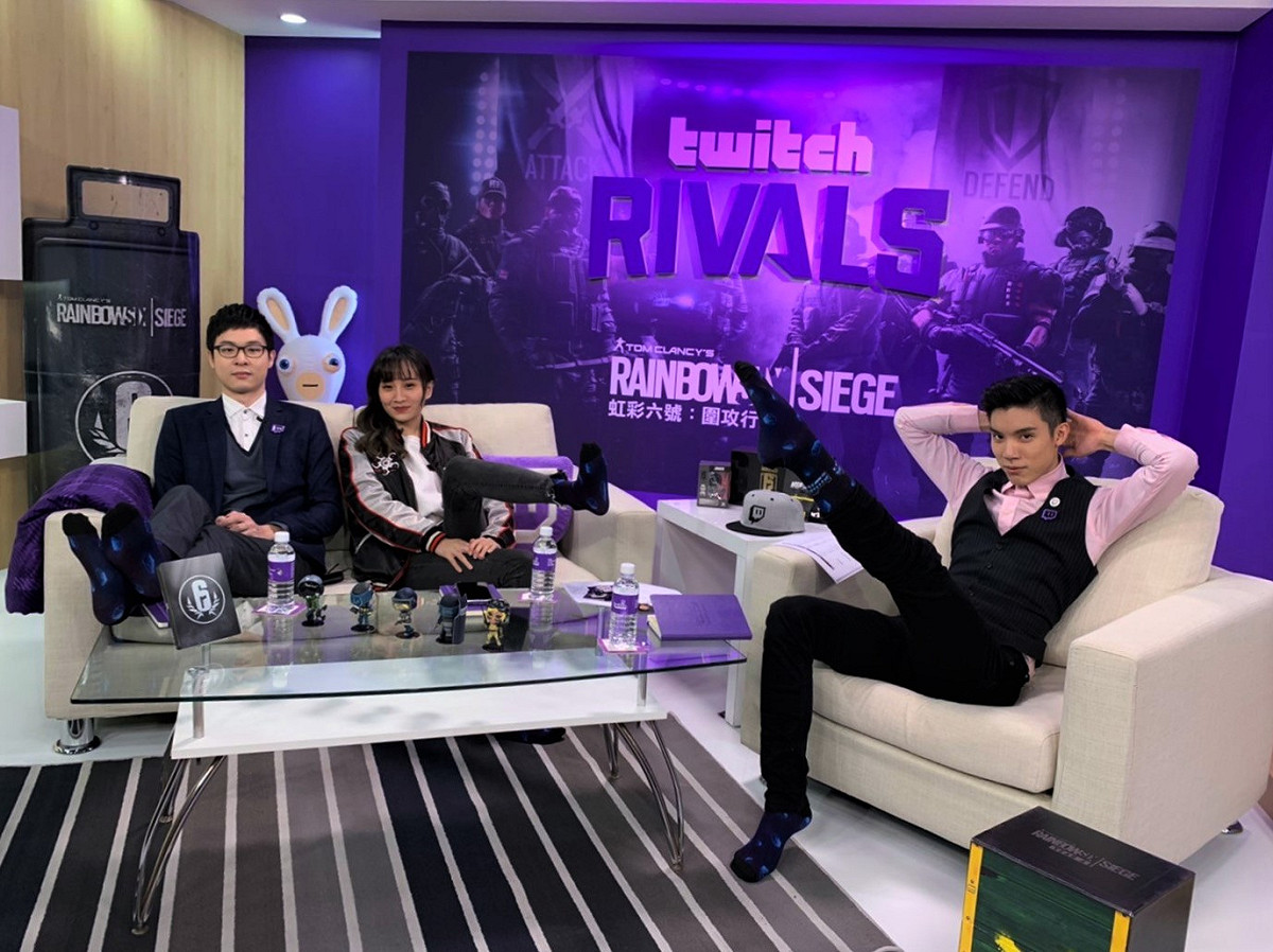 台灣首場Twitch Rivals以《虹彩六號：圍攻行動》為處女秀，不僅原汁原味重現了美國 TwitchRivals 的三人播報陣容，更為本次盛會打造專屬攝影棚。 圖：TESL/提供
