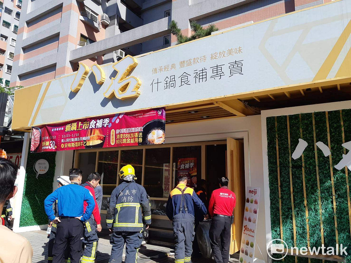 嘉義市仁愛路「八石什鍋食補專賣店」今天中午發生火警，消防局動用排煙扇將濃煙從店內排出。 圖：蔡坤龍/攝