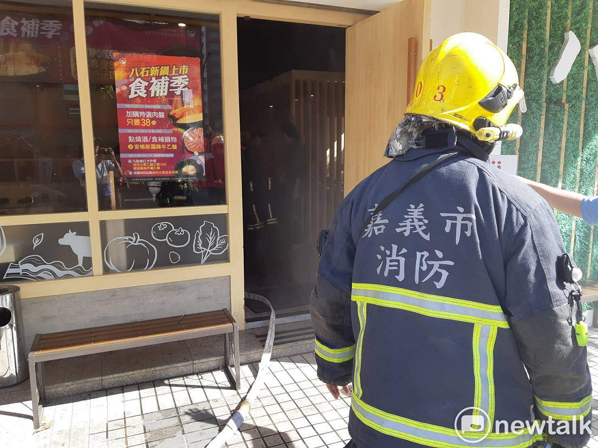 嘉義市仁愛路「八石什鍋食補專賣店」今（14）天中午發生火警，產生大量濃煙。 圖：蔡坤龍/攝
