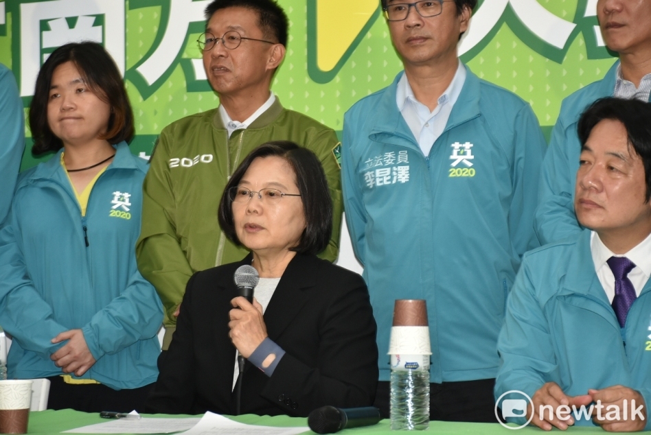 蔡英文總統(前左)認為張善政有些發言對社會大眾並不恰當。 圖：孫家銘／ 攝