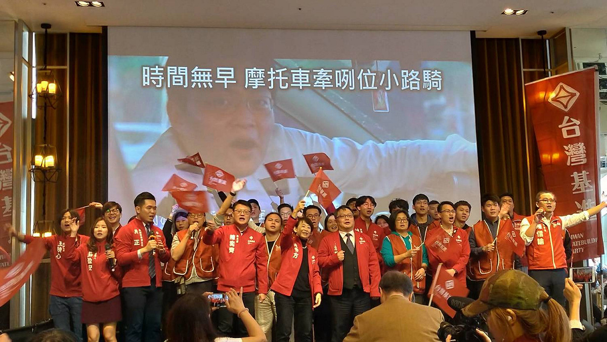 台灣基進今（14）日於台北萬華舉行募款餐會，現場湧入超過700位民眾。 圖：陳佩君/攝