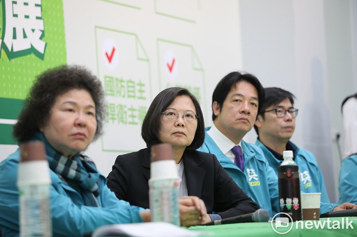 蔡英文(左二)在記者會上傾聽記者提問。 圖：蔡英文高雄競總提供