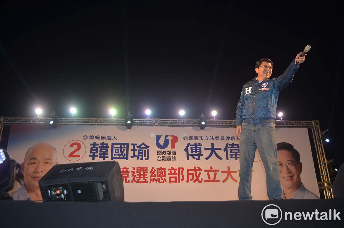 謝龍介與群眾一起唱改編過的台語老歌「一卡皮箱」。 圖：蔡坤龍/攝