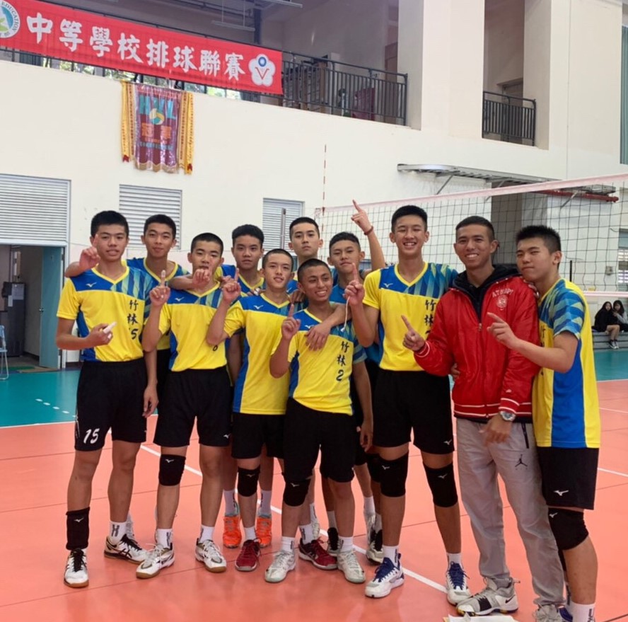 新北市私立竹林高中男子排球隊成軍不到1年，最近就以全勝戰績，勇奪108學年度男子排球乙級聯賽新北第一。  圖：竹林中學提供