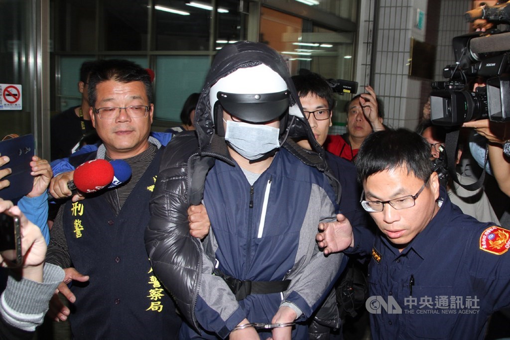涉嫌縱火的曾姓男子（前中）由警方帶回警局偵訊後移送台南地檢署，台南地方法院15日凌晨裁定羈押 圖/中央社