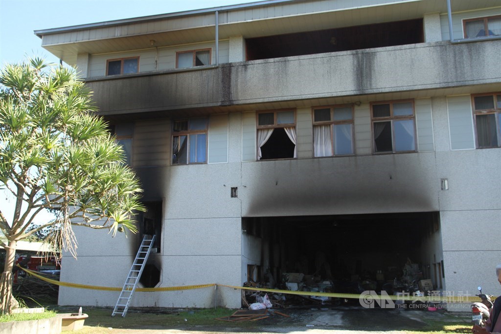 台南市玉井區「真理家族前輩堂」14日凌晨遭縱火，造成7人死亡。建築物一樓左、右兩側挑高隔成上、下兩層，再分隔成多間房間，順利脫困的居民多是住在建物右側與較高樓層。圖為建物正面外觀。 圖/中央社