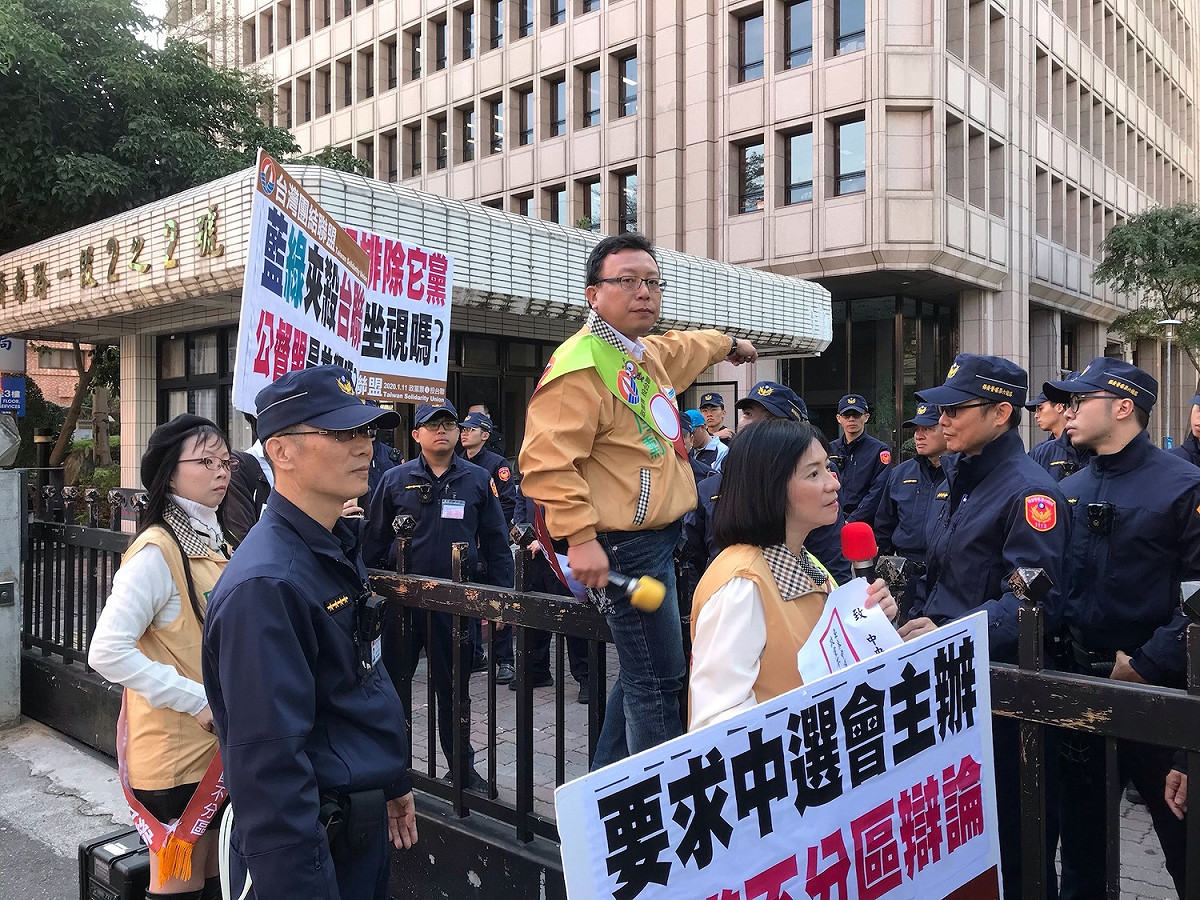 民視、公督盟合辦政黨辯論會，但僅8政黨受邀，台聯日前赴中選會抗議，要求中選會應舉辦「政黨不分區辯論」，不應由民間團體舉辦政黨不分區辯論會。 圖：台聯 / 提供