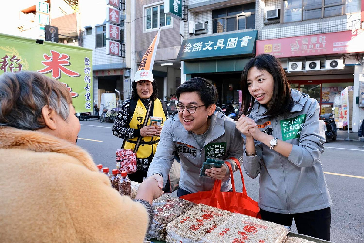 立委洪慈庸15日和丈夫卓冠廷到台中市神岡順濟宮旁菜市場拜票。 圖：翻攝自洪慈庸臉書