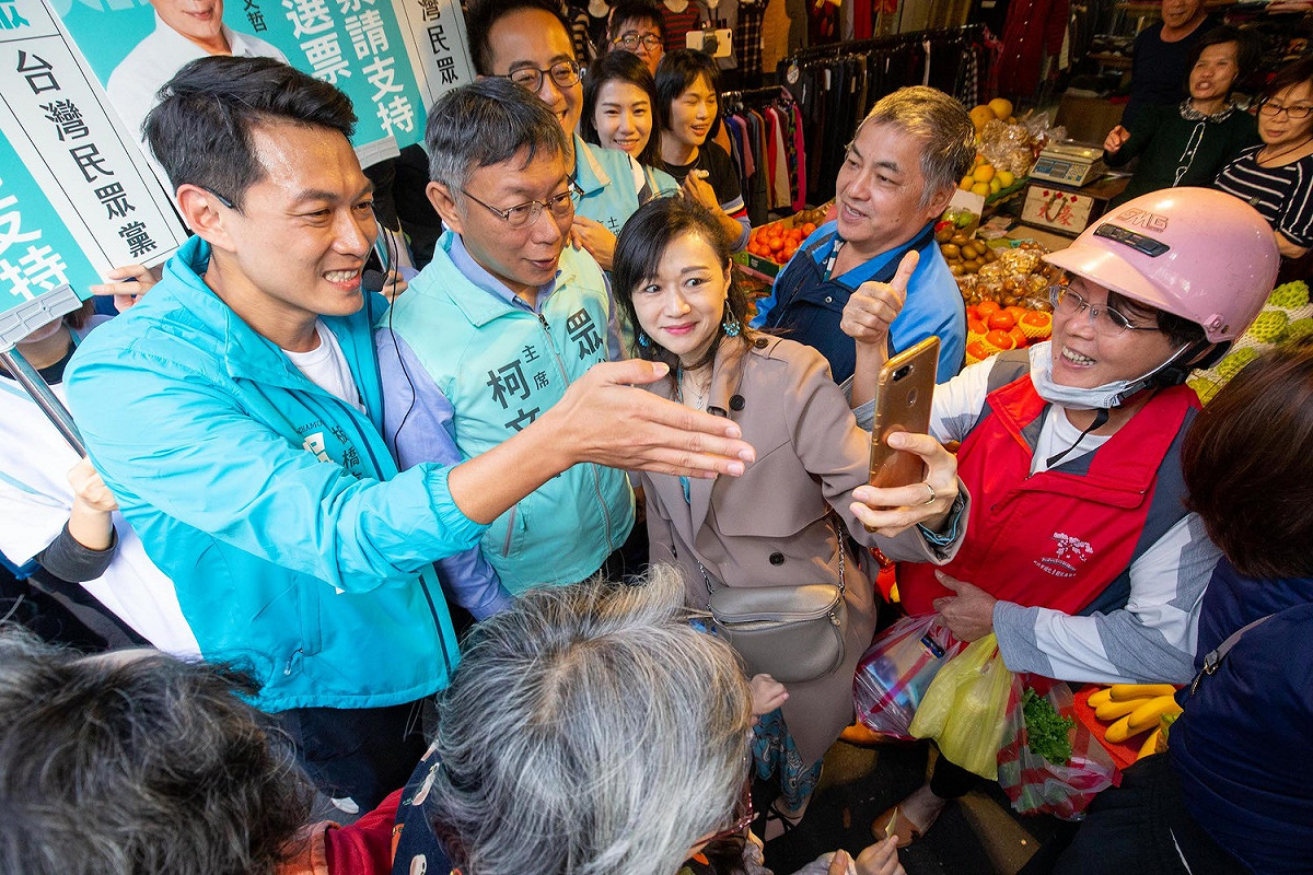 台北市長兼民眾黨主席柯文哲再度質疑時任高雄市長、現任總統府秘書長陳菊的高雄舉債問題。 圖：民眾黨 / 提供