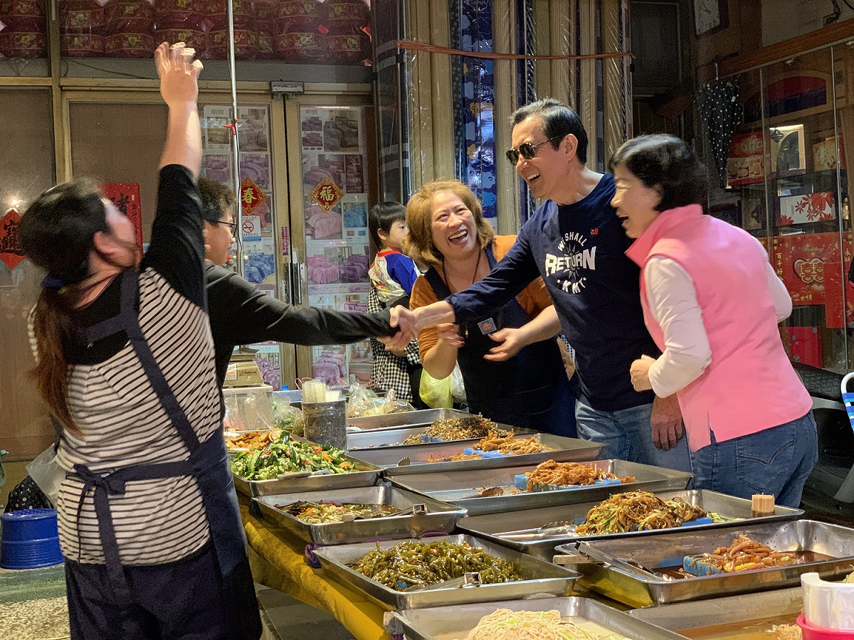 馬英九陪楊瓊瓔拜票，展現高人氣。 圖：楊瓊瓔競總/提供