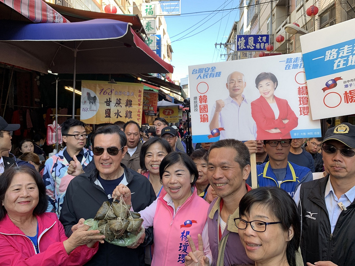 馬英九陪楊瓊瓔拜票，展現高人氣。 圖：楊瓊瓔競總/提供