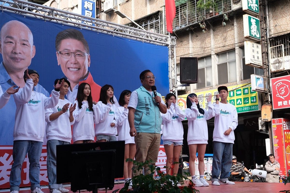 民眾黨全國後援會總會長謝俊州為國民黨新北市第4選區立委參選人陳明義站台。 圖：陳明義競選總部/提供(資料照片)