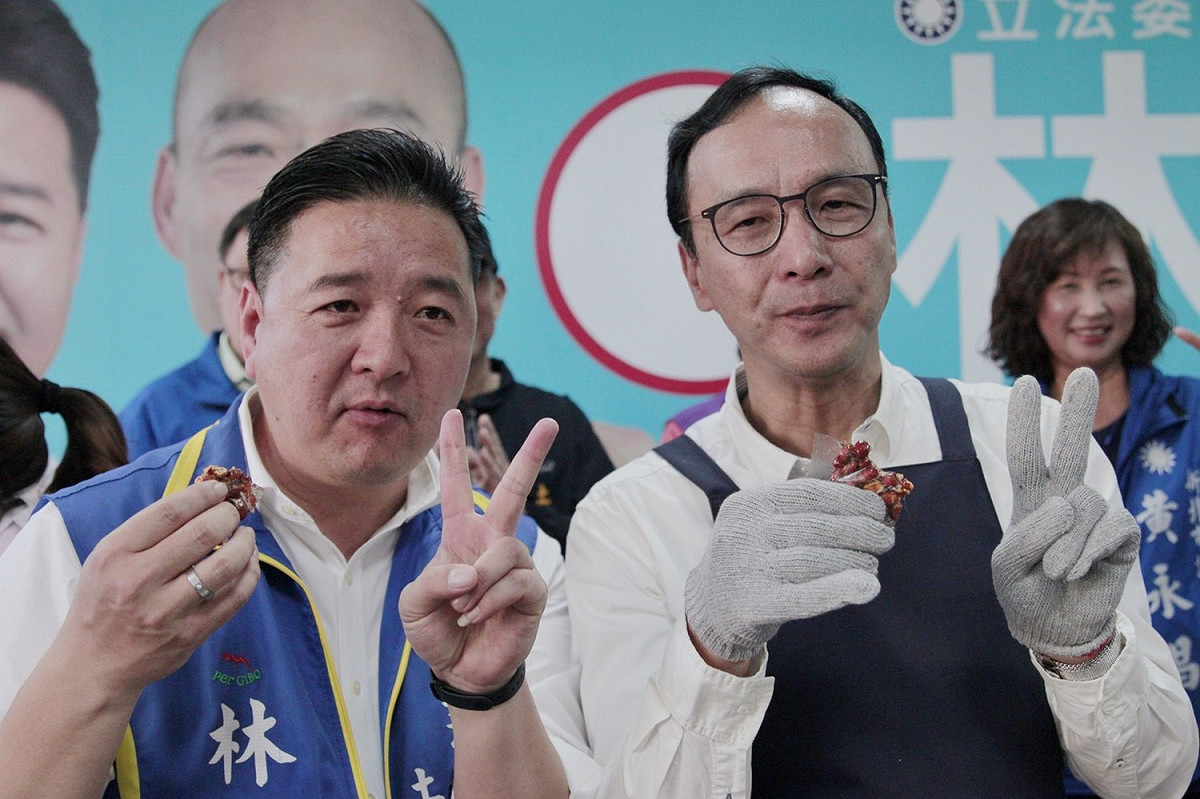朱立倫到土城輔選林金結，兩人拿花生來妙喻時事。 圖：林金結提供