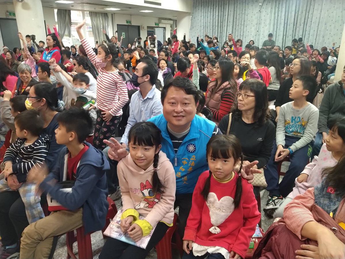 新北市中和區立委候選人邱烽堯，舉辦聖誕魔術親子派對。 圖： 邱烽堯提供
