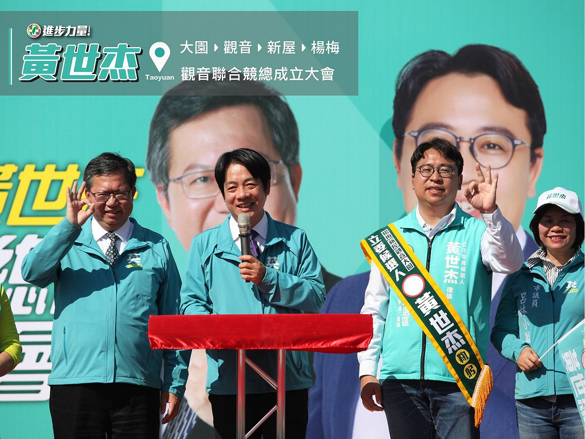 民進黨副總統參選人賴清德(右二)和桃園市長鄭文燦(左一)15日都為桃園市第二選區立委參選人黃世杰(右一)站台。 圖：翻攝自黃世杰律師 立法委員候選人臉書
