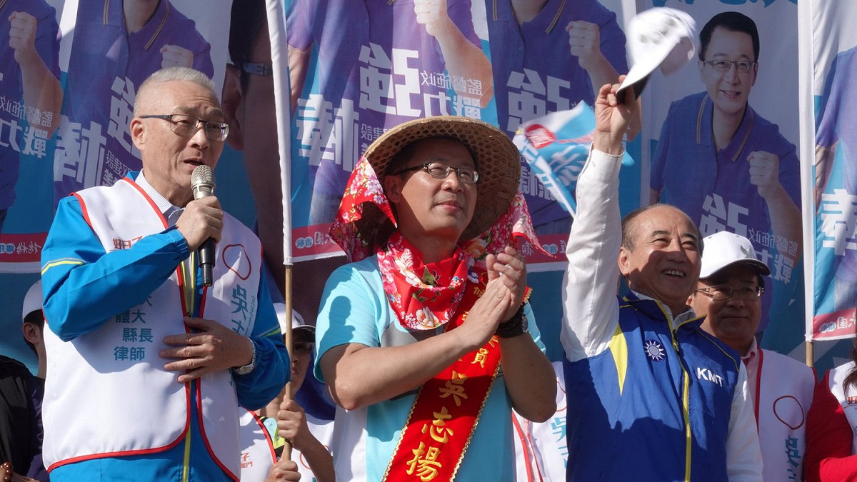 國民黨主席吳敦義(左一)受訪時指出，前花蓮縣長傅崐萁不是國民黨員，所以參選不必報准、也不可能報准。 圖：翻攝自吳志揚臉書