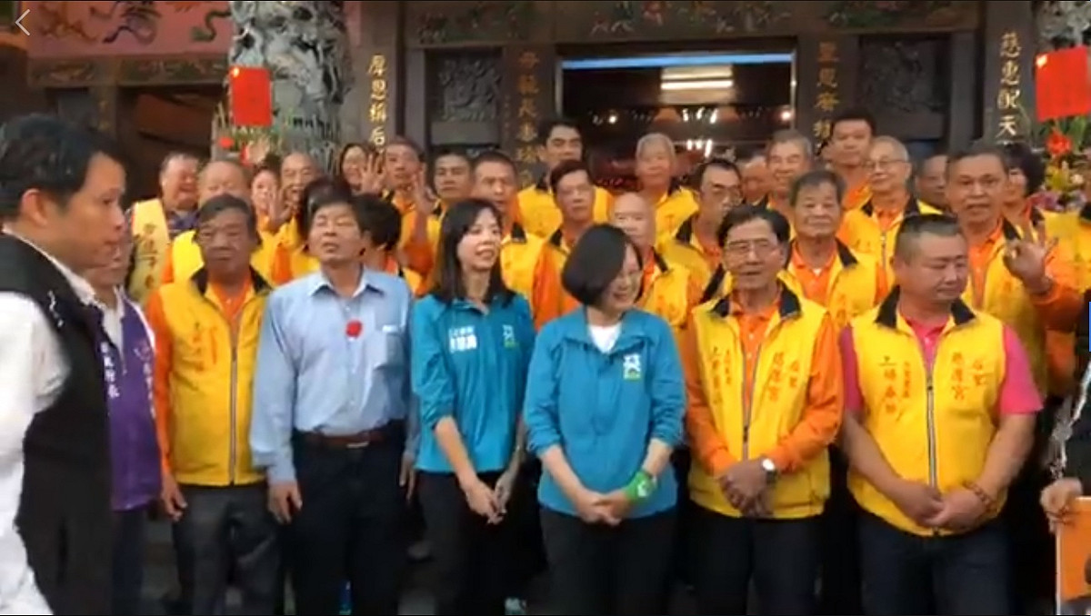 總統蔡英文今天（15日）在無黨籍立委洪慈庸陪同下到台中宮廟參拜，力讚洪慈庸在立法院的表現，希望鄉親讓洪能續留立院服務，也呼籲「蓋厝蓋一半、師傅不能換」，讓她能順利連任。 圖：翻攝洪慈庸臉書影片