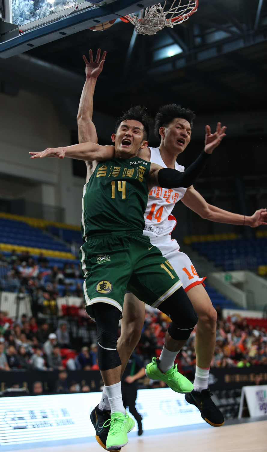 第17季SBL超級籃球聯賽開幕日第二場比賽，由桃園璞園建築出戰台灣啤酒。 圖：nownews提供