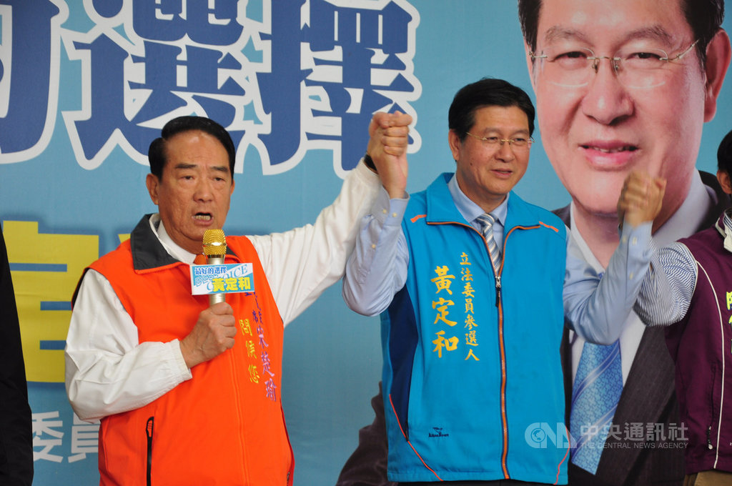 無黨籍宜蘭縣立委參選人黃定和（右）數度陪台灣民眾黨主席柯文哲跑行程，結盟意味濃，親民黨總統候選人宋楚瑜（左）15日幫黃定和輔選，被問及是否來挖牆腳，宋楚瑜說，人才大家都在爭取。 圖／中央社提供