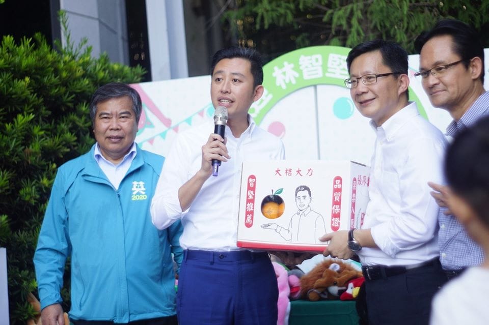 新竹市長林智堅今（15)日到台中輔選，與立委參選人張廖萬堅舉辦親子同樂會，聚焦育兒政策。 圖／取自張廖萬堅臉書