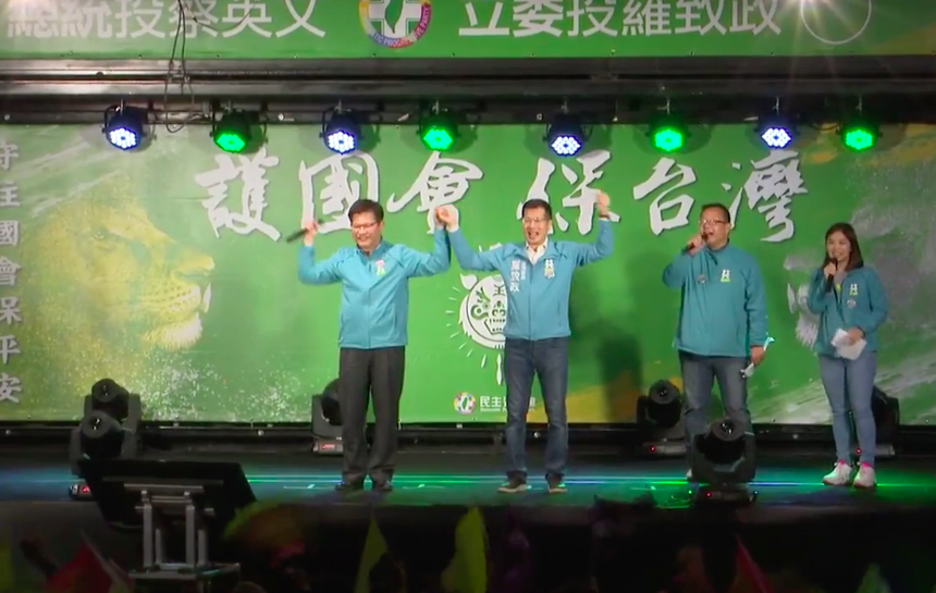 民進黨副總統候選人賴清德今（15日）晚出席新北市第七選區立委候選人羅致政造勢晚會，致詞時再批評國民黨不分區立委候選人吳斯懷。 圖／翻攝自羅致政臉書
