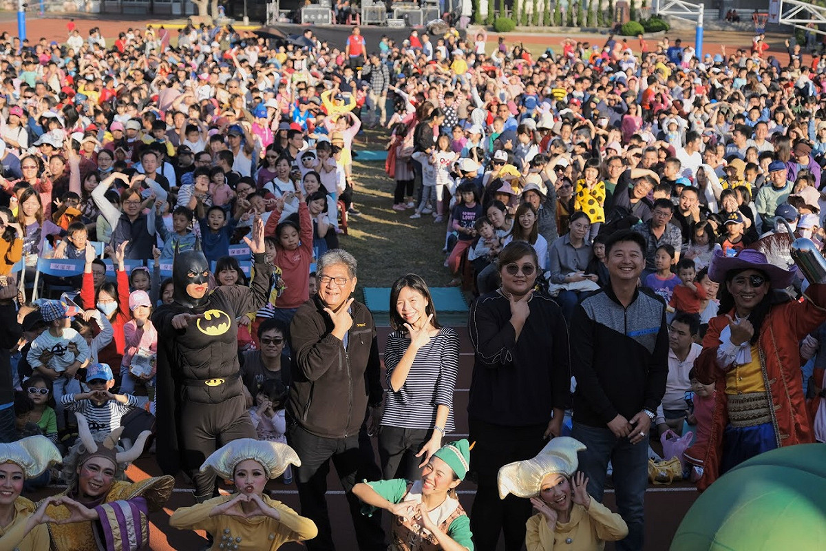 洪慈庸協助邀請紙風車回到台中，潭雅神后校園最終場今(15)日下午在大雅國小舉辦，紙風車帶來《蕃薯森林奇遇記》大型劇團展演，現場4000位觀眾大爆滿。 圖／洪慈庸辦公室提供