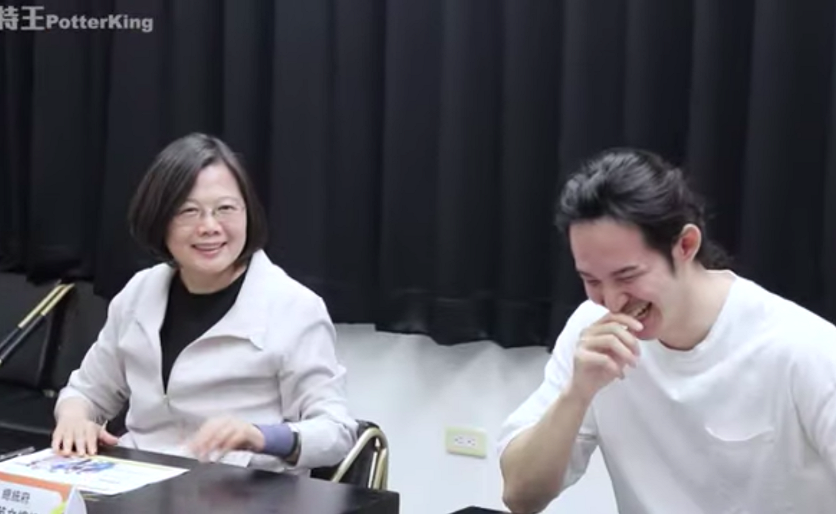 總統蔡英文日前與Youtuber波特王合作拍片，2天影片就創下高流量點閱；波特王臉書今天說中國合作方要求不能出現總統，同時微博一百多萬帳號密碼被擅改。 圖／取自波特王 Potter King YouTube頻道