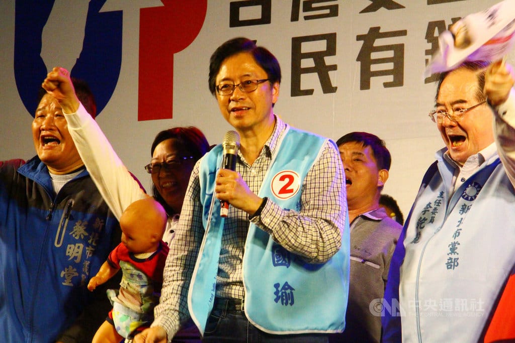 國民黨副總統候選人張善政（中）15日晚間到三重輔選，致詞時批評民進黨沒有政績，像不念書的學生，現在才大撒錢「臨時抱佛腳」。 圖／中央社提供