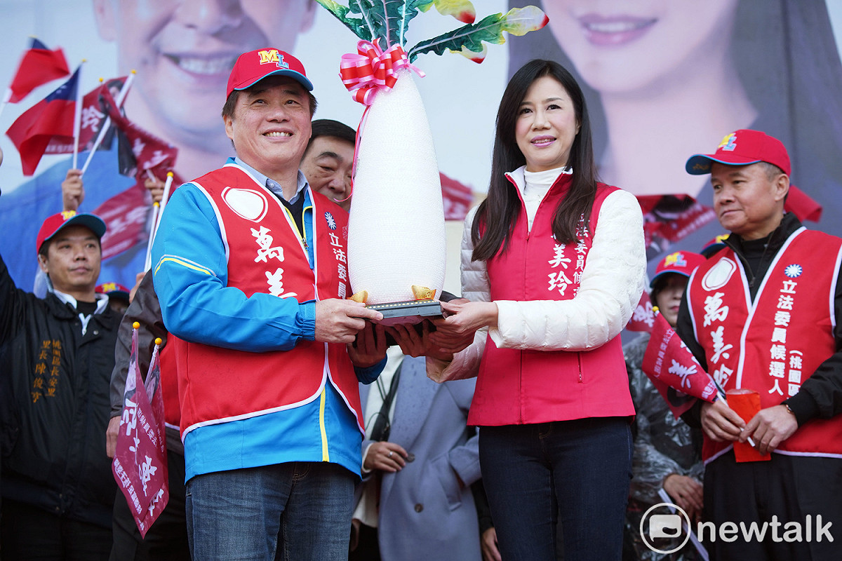 國民黨副主席郝龍斌為萬美玲站台，送上好彩頭祝高票當選。 圖：林昀真/攝