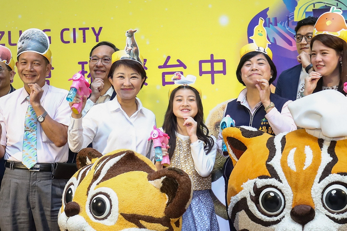 眾人一起擺出戽斗姿勢耍萌。 圖：台中市政府/提供