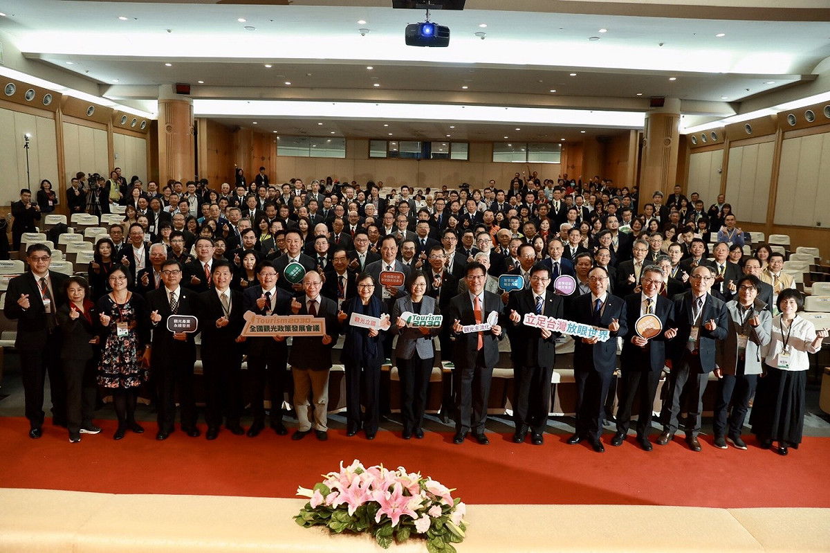 林佳龍今天出席全國觀光政策發展會議，接受聯訪說遠航停飛事實短期內不會改變。 圖：交通部／提供