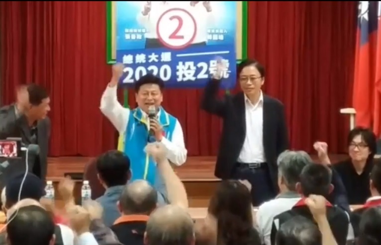 國民黨副總統候選人張善政在14日來到傅崐萁舉行的座談會站台，甚至在主持人高呼「傅崐萁凍蒜」時，也一同舉起手呼應，更當場喊話「支持最強的立委候選人」。 圖:翻攝自傅崐萁臉書